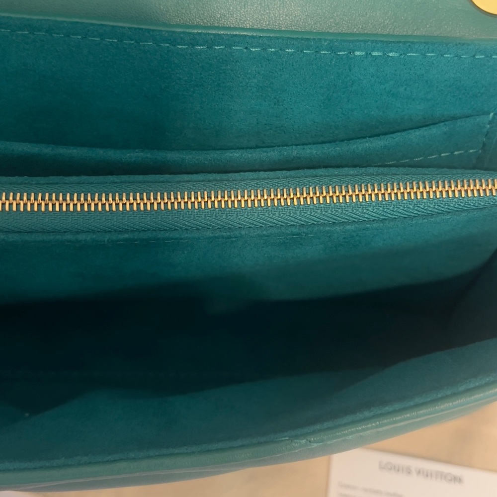 Louis Vuitton Green Leather Shoulder Bag with Gold Chain - Picture 9 of 14